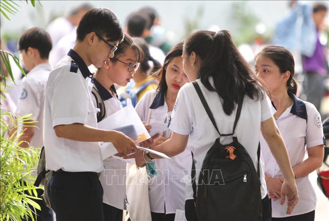 [25/06/2018 18:12:13] Các thí sinh trao đổi sau khi hoàn tất phần thi môn Toán tại Hội đồng thi trường THCS Collette (Quận 3). Ảnh: Quang Nhựt - TTXVN
