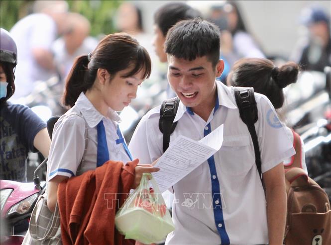 [25/06/2018 18:12:54] Trong ảnh: Các thí sinh trao đổi bài thi sau khi hoàn tất phần thi môn Toán tại Hội đồng thi trường THCS Collette (Quận 3). Ảnh: Quang Nhựt - TTXVN