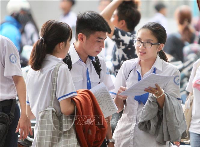 [25/06/2018 18:14:30] Các thí sinh thảo luận bài thi sau khi hoàn tất phần thi môn Toán tại Hội đồng thi trường THCS Collette (Quận 3). Ảnh: Quang Nhựt - TTXVN