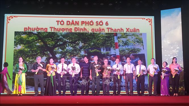 [26/06/2018 17:10:41] Trong ảnh: Các Tổ dân phố văn hóa tiêu biểu thành phố Hà Nội năm 2018 tại buổi giao lưu. Ảnh: Đinh Thuận - TTXVN
