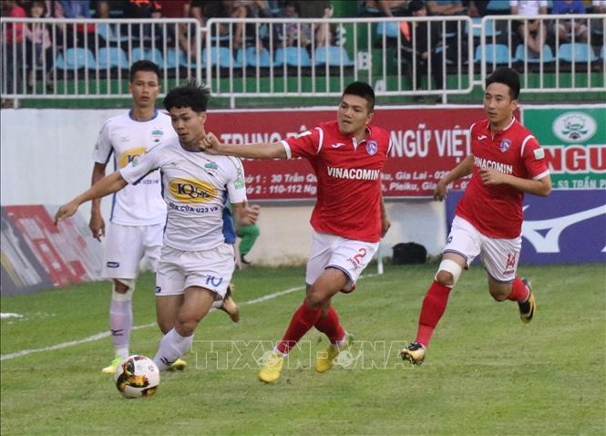 [26/06/2018 20:33:27] Trong ảnh: Một pha tranh chấp bóng quyết liệt của cầu thủ hai đội. Ảnh: Dư Toán - TTXVN.