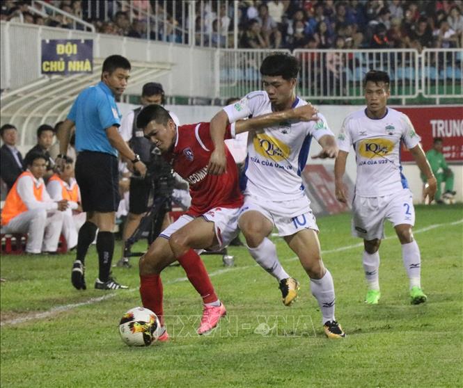 [26/06/2018 20:36:26] Trong ảnh: Một pha tranh chấp bóng của cầu thủ hai đội. Ảnh: Dư Toán – TTXVN.