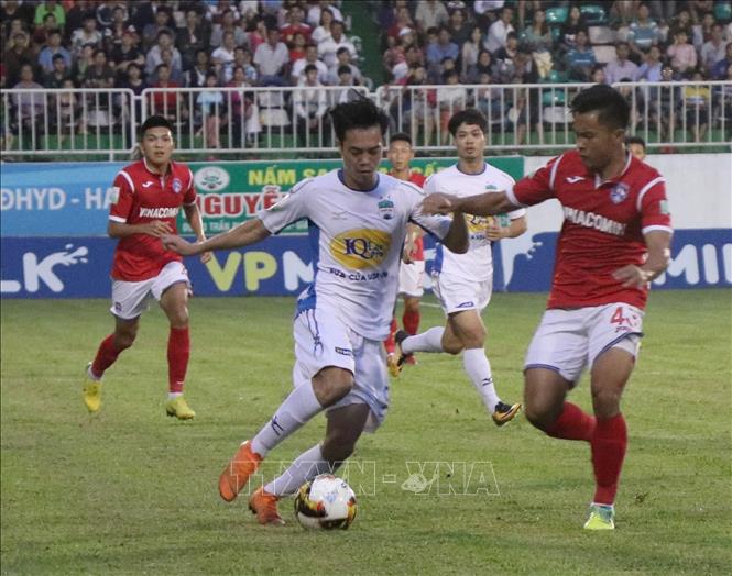 [26/06/2018 20:36:52] Trong ảnh: Một pha tranh chấp bóng của cầu thủ hai đội. Ảnh: Dư Toán – TTXVN.