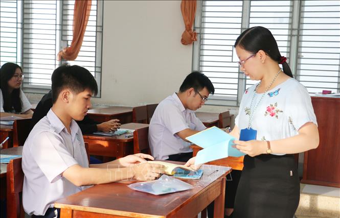 Trong ảnh: Thí sinh bước vào phần thi Khoa học Xã hội tại điểm thi Trường Trung học phổ thông Long Xuyên, thành phố Long Xuyên, tỉnh An Giang. Ảnh: Công Mạo - TTXVN