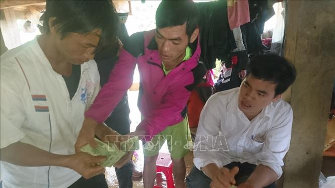 [27/06/2018 15:01:54] Trong ảnh: Trao tiền hỗ trợ cho các gia đình tại bản Sáng Tùng, xã Tả Ngảo (Sìn Hồ, Lai Châu). Ảnh: Việt Hoàng - TTXVN
