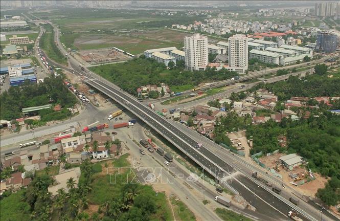 [29/06/2018 14:12:18] Trong ảnh: Cầu vượt vòng xoay Mỹ Thuỷ. Ảnh: Quang Nhựt - TTXVN
