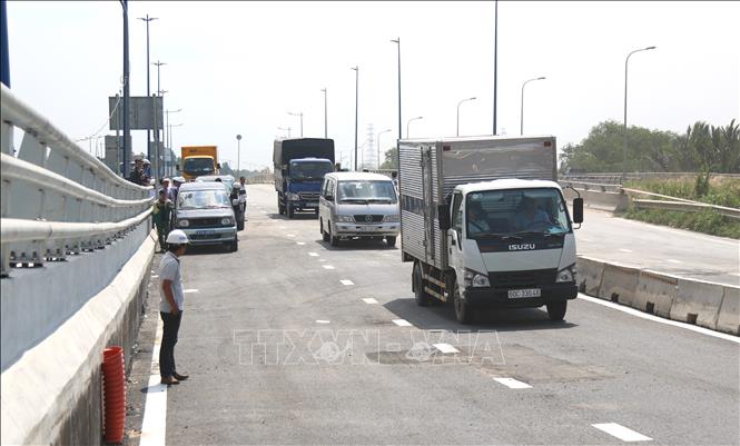 [29/06/2018 14:16:50] Trong ảnh: Phương tiện từ vành đai phía Đông lên cầu vượt vòng xoay Mỹ Thuỷ. Ảnh: Trần Xuân Tình - TTXVN
