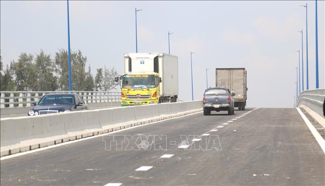 [29/06/2018 14:17:30] Trong ảnh: Phương tiện lưu thông trên cầu vượt vòng xoay Mỹ Thuỷ. Ảnh: Trần Xuân Tình - TTXVN
