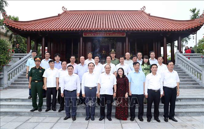 [30/06/2018 16:15:14]  Trong ảnh: Thủ tướng Nguyễn Xuân Phúc và các đồng chí lãnh đạo tỉnh Thái Nguyên. Ảnh: Thống Nhất – TTXVN
