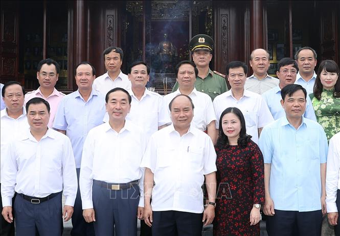 [30/06/2018 16:16:23] Trong ảnh: Thủ tướng Nguyễn Xuân Phúc và các đồng chí lãnh đạo tỉnh Thái Nguyên. Ảnh: Thống Nhất – TTXVN
