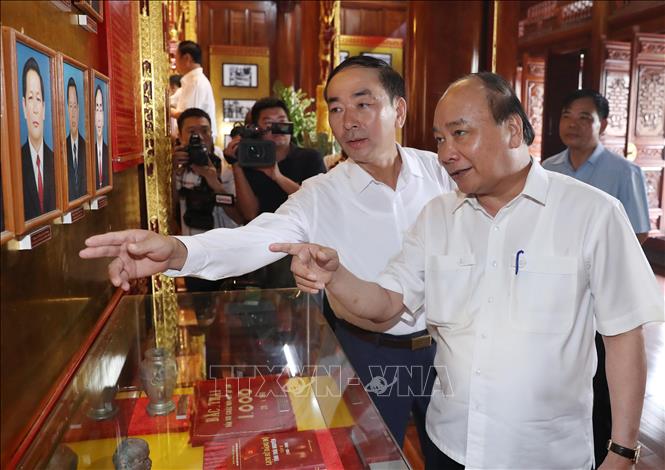 [30/06/2018 16:16:50] Trong ảnh: Thủ tướng Nguyễn Xuân Phúc thăm Nhà truyền thống tỉnh uỷ Thái Nguyên. Ảnh: Thống Nhất – TTXVN
