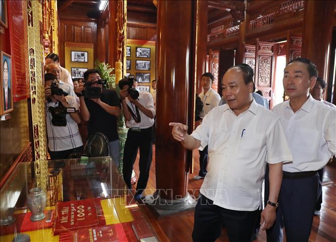 [30/06/2018 16:17:15] Trong ảnh: Thủ tướng Nguyễn Xuân Phúc thăm Nhà truyền thống tỉnh uỷ Thái Nguyên. Ảnh: Thống Nhất – TTXVN

