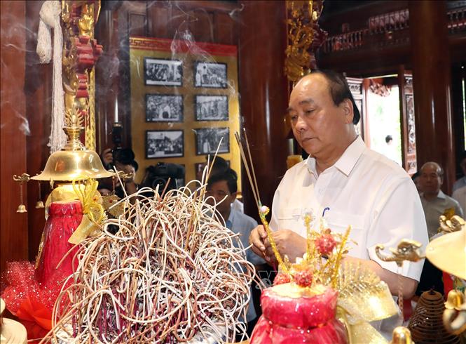 [30/06/2018 16:17:43] Trong ảnh: Thủ tướng Nguyễn Xuân Phúc dâng  hương tưởng niệm Chủ tịch Hồ Chí Minh tại Nhà truyền thống tỉnh uỷ Thái Nguyên. Ảnh: Thống Nhất – TTXVN
