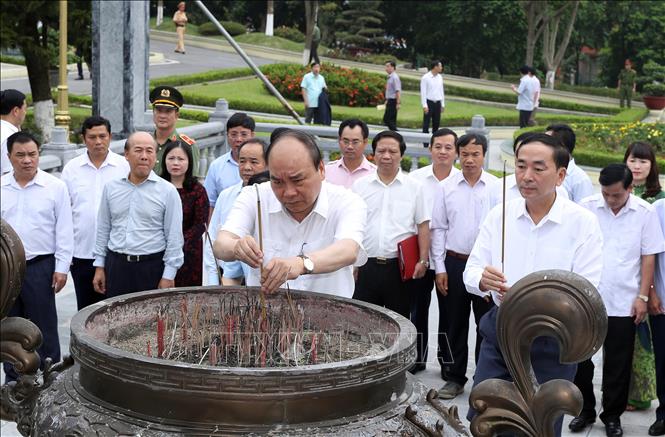 [30/06/2018 16:18:34] Trong ảnh: Thủ tướng Nguyễn Xuân Phúc dâng  hương tưởng niệm Chủ tịch Hồ Chí Minh tại Nhà truyền thống tỉnh uỷ Thái Nguyên. Ảnh: Thống Nhất – TTXVN
