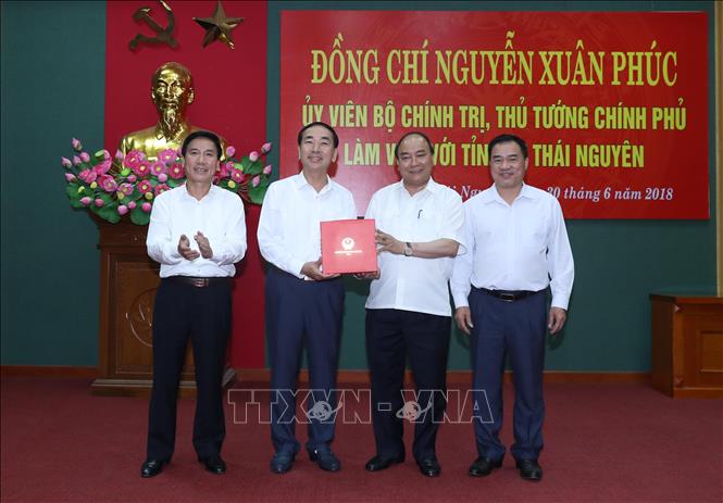 [30/06/2018 19:01:19] Trong ảnh: Thủ tướng Nguyễn Xuân Phúc tặng quà cho lưu niệm cho tỉnh Thái Nguyên. Ảnh: Thống Nhất – TTXVN
