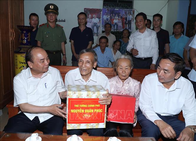 [30/06/2018 19:02:28] Trong ảnh: Thủ tướng Nguyễn Xuân Phúc thăm và tặng quà cho Anh hùng lực lượng vũ trang Phạm Viết Đức, tại Tổ 3, Phường Tân Thịnh, Thành phố Thái Nguyên. Ảnh: Thống Nhất – TTXVN
