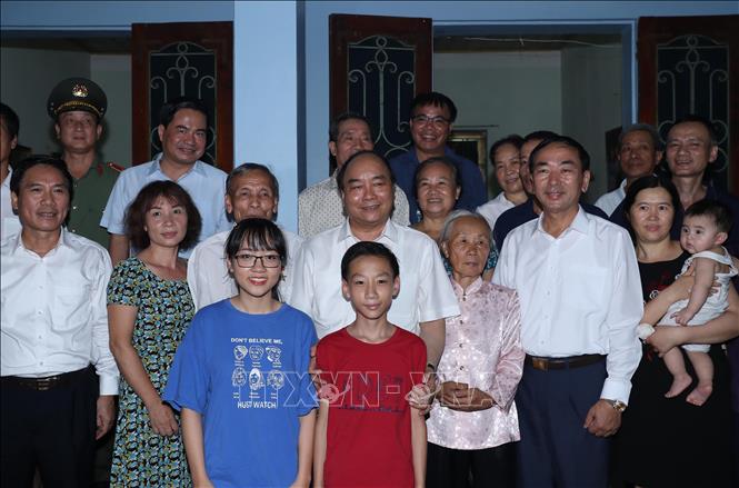 [30/06/2018 19:03:02] rong ảnh: Thủ tướng Nguyễn Xuân Phúc thăm và tặng quà cho Anh hùng lực lượng vũ trang Phạm Viết Đức, tại Tổ 3, Phường Tân Thịnh, Thành phố Thái Nguyên. Ảnh: Thống Nhất – TTXVN
