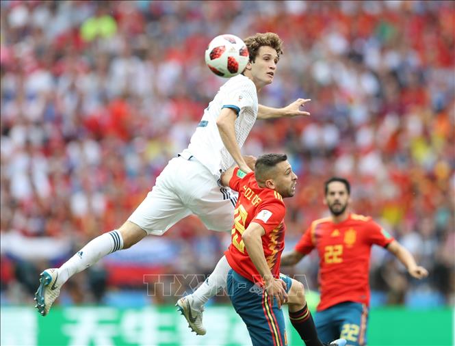 Trong ảnh: Cầu thủ Jordi Alba (giữa) của Tây Ban Nha tranh bóng với tuyển thủ Nga Mario Fernandes (trên) trong trận đấu vòng 1/8 World Cup 2018 diễn ra trên sân Luzhniki ở Moskva ngày 1/7. Ảnh: THX/TTXVN