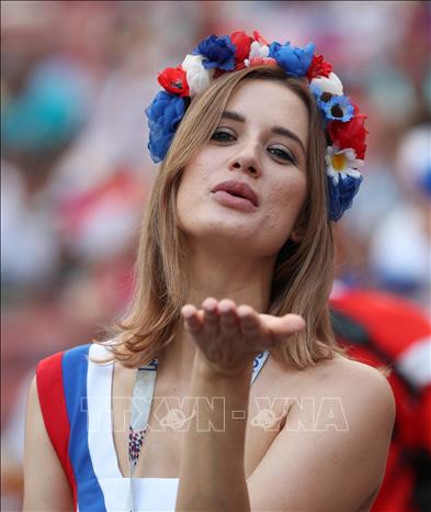 Trong ảnh: Cổ động viên Nga cổ vũ đội nhà trong trận gặp tuyển Tây Ban Nha vòng 1/8 World Cup 2018 diễn ra trên sân Luzhniki ở Moskva ngày 1/7. Ảnh: AFP/TTXVN