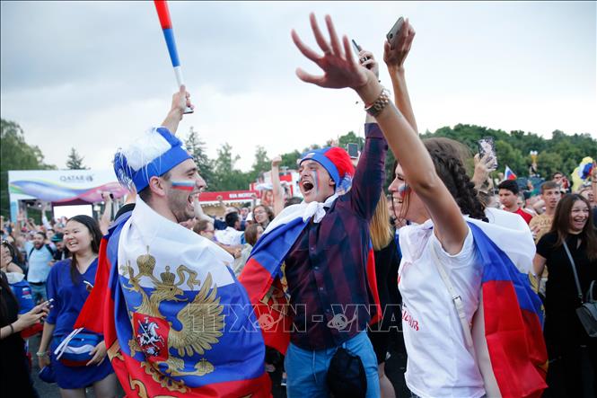 Trong ảnh: Niềm vui của các cổ động viên Nga sau khi đội nhà giành quyền vào tứ kết. Ảnh: AFP/TTXVN