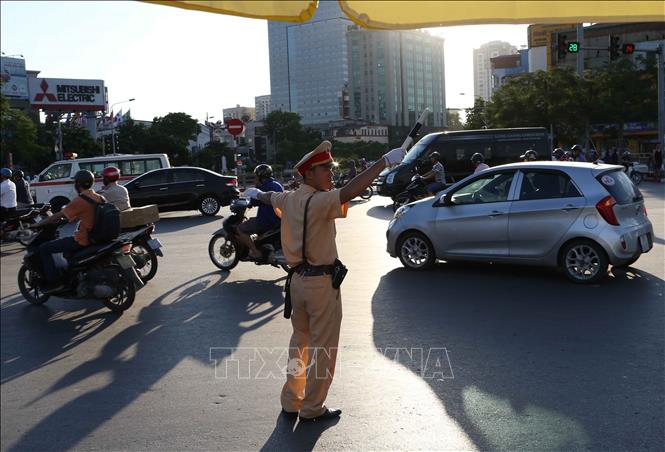 [05/07/2018 07:34:44] Trong ảnh: Cảnh sát giao thông Đội 4, Công an Thành phố Hà Nội điều tiết giao thông tại ngã tư đường Giải Phóng - Đại Cồ Việt. Ảnh: Doãn Tấn - TTXVN