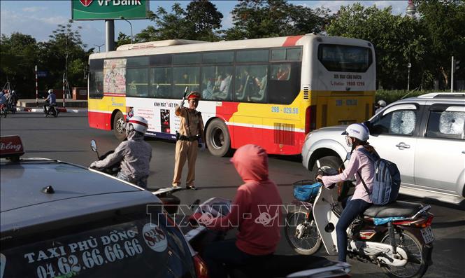 [05/07/2018 07:35:30] Trong ảnh: Cảnh sát giao thông Đội 4, Công an Thành phố Hà Nội điều tiết giao thông tại ngã tư đường Giải Phóng - Đại Cồ Việt. Ảnh: Doãn Tấn - TTXVN