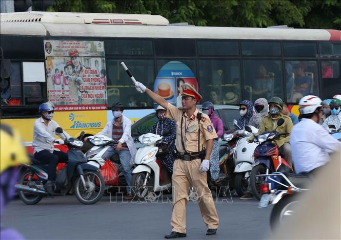 [05/07/2018 07:36:13] Trong ảnh: Cảnh sát giao thông Đội 4, Công an Thành phố Hà Nội điều tiết giao thông tại ngã tư đường Giải Phóng - Đại Cồ Việt. Ảnh: Doãn Tấn - TTXVN