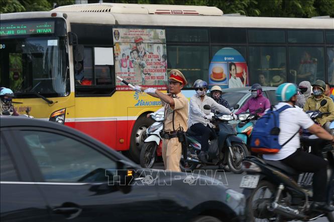 [05/07/2018 07:36:35] Trong ảnh: Cảnh sát giao thông Đội 4, Công an Thành phố Hà Nội điều tiết giao thông tại ngã tư đường Giải Phóng - Đại Cồ Việt. Ảnh: Doãn Tấn - TTXVN