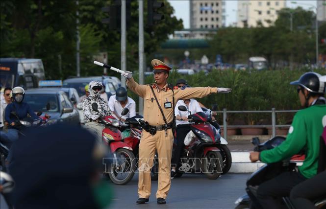 [05/07/2018 07:36:57] Trong ảnh: Cảnh sát giao thông Đội 4, Công an Thành phố Hà Nội điều tiết giao thông tại ngã tư đường Giải Phóng - Đại Cồ Việt. Ảnh: Doãn Tấn - TTXVN