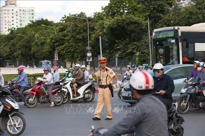 [05/07/2018 07:37:18] Trong ảnh: Cảnh sát giao thông Đội 4, Công an Thành phố Hà Nội điều tiết giao thông tại ngã tư đường Giải Phóng - Đại Cồ Việt. Ảnh: Doãn Tấn - TTXVN
