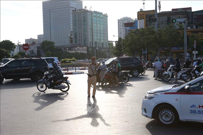 [05/07/2018 07:37:38] Trong ảnh: Cảnh sát giao thông Đội 4, Công an Thành phố Hà Nội điều tiết giao thông tại ngã tư đường Giải Phóng - Đại Cồ Việt. Ảnh: Doãn Tấn - TTXVN
