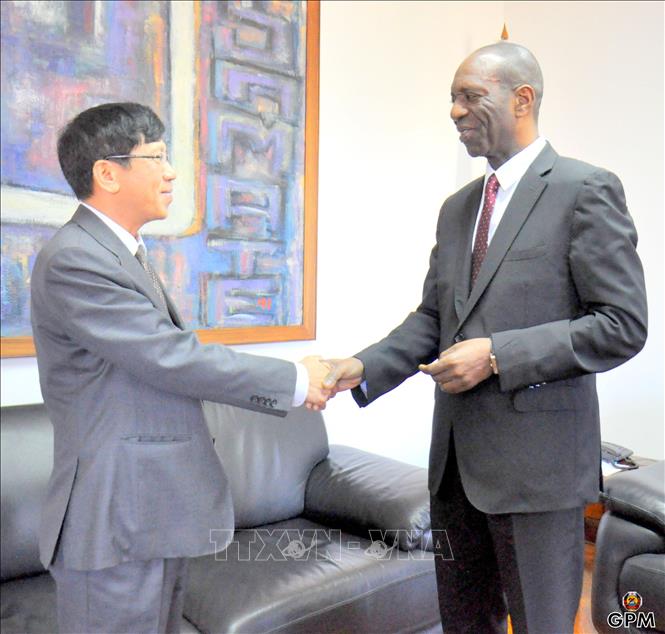Trong ảnh: Thủ tướng Mozambique Carlos Agostinho do Rosario tiếp thân mật Đại sứ Lê Huy Hoàng. Ảnh: TTXVN 