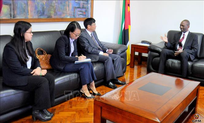 Trong ảnh: Thủ tướng Mozambique Carlos Agostinho do Rosario tiếp thân mật Đại sứ Lê Huy Hoàng. Ảnh: TTXVN 