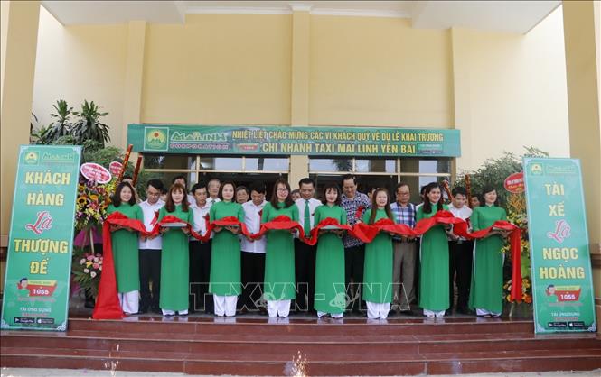 Trong ảnh: Các đại biểu cắt băng khai trương chi nhánh Mai Linh tại Yên Bái. Ảnh: Đức Tưởng - TTXVN
