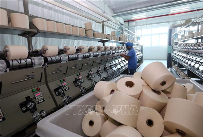 Trong ảnh: Dây chuyền sản xuất sợi tại Công ty TNHH Dệt Nhuộm Jasan Việt Nam vốn đầu tư của Trung Quốc tại khu công nghiệp Phố nối B (Hưng Yên). Ảnh: Danh Lam – TTXVN