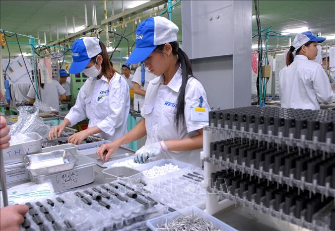 Trong ảnh: Sản xuất phụ tùng, bộ phận phụ trợ cho xe có động cơ và động cơ xe tại Công ty TNHH Keihin Việt Nam vốn đầu tư của Nhật Bản, tại khu công nghiệp Thăng Long II (Hưng Yên). Ảnh: Danh Lam – TTXVN