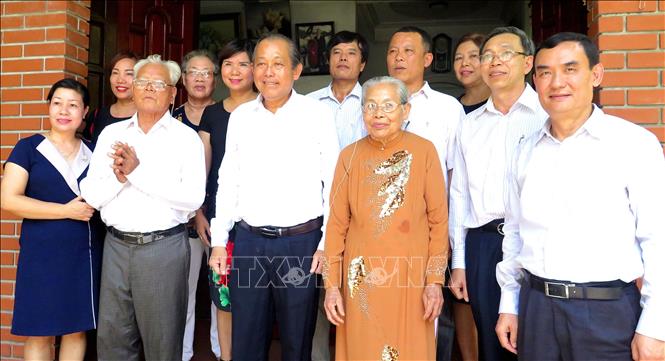 Trong ảnh: Phó Thủ tướng Thường trực Chính phủ Trương Hòa Bình thăm gia đình bà Nguyễn Thị Thú, phường Thuận Lộc, thành phố Huế. Ảnh: Tường Vi - TTXVN