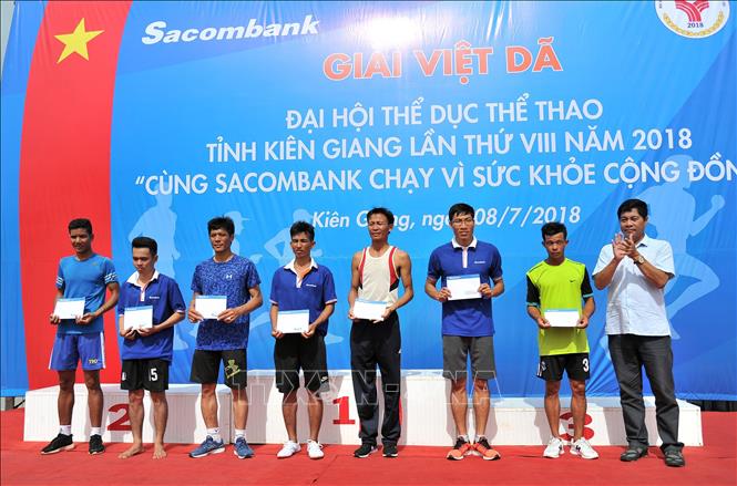 Trong ảnh: Trao giải cho các vận động viên. Ảnh: Lê Sen - TTXVN