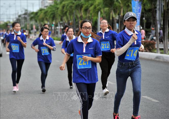 Trong ảnh: Các vận động viên tham gia giải việt dã. Ảnh: Lê Sen - TTXVN