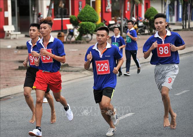 Trong ảnh: Các vận động viên tham gia giải việt dã. Ảnh: Lê Sen - TTXVN