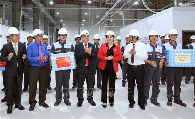 Trong ảnh: Chủ tịch Quốc hội Nguyễn Thị Kim Ngân tặng quà, động viên cán bộ, công nhân Tổ hợp sản xuất ô tô VINFAST. Ảnh: An Đăng - TTXVN