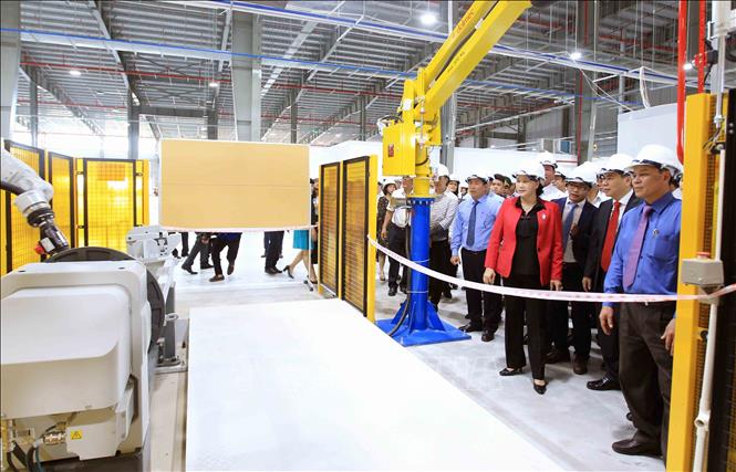 Trong ảnh: Chủ tịch Quốc hội Nguyễn Thị Kim Ngân tham quan dây chuyền sản xuất của Tổ hợp sản xuất ô tô VINFAST. Ảnh: An Đăng - TTXVN