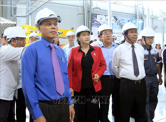 Trong ảnh: Chủ tịch Quốc hội Nguyễn Thị Kim Ngân tham quan dây chuyền sản xuất của Tổ hợp sản xuất ô tô VINFAST. Ảnh: An Đăng - TTXVN