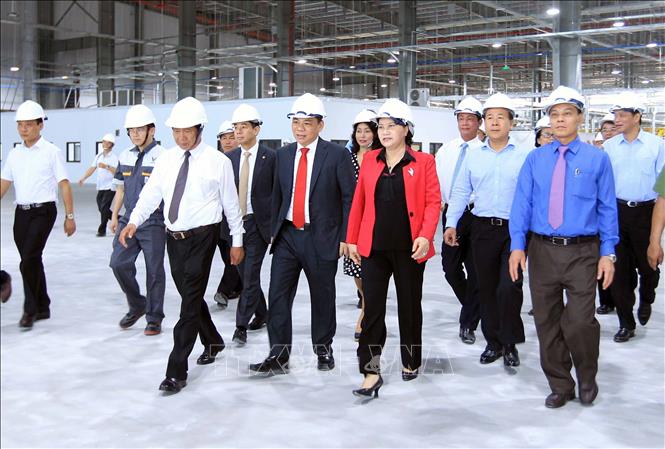 Trong ảnh: Chủ tịch Quốc hội Nguyễn Thị Kim Ngân tham quan Tổ hợp sản xuất ô tô VINFAST. Ảnh: An Đăng - TTXVN