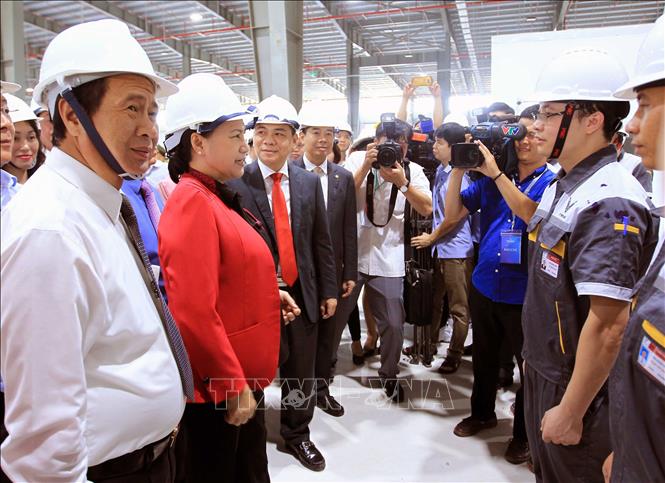 Trong ảnh: Chủ tịch Quốc hội Nguyễn Thị Kim Ngân thăm hỏi, động viên công nhân của Tổ hợp sản xuất ô tô VINFAST. Ảnh: An Đăng - TTXVN