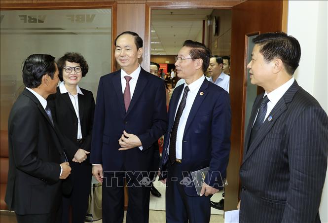 Trong ảnh: Chủ tịch nước Trần Đại Quang với lãnh đạo Đảng đoàn, Ban Thường vụ Liên đoàn Luật sư Việt Nam. Ảnh: Nhan Sáng-TTXVN
