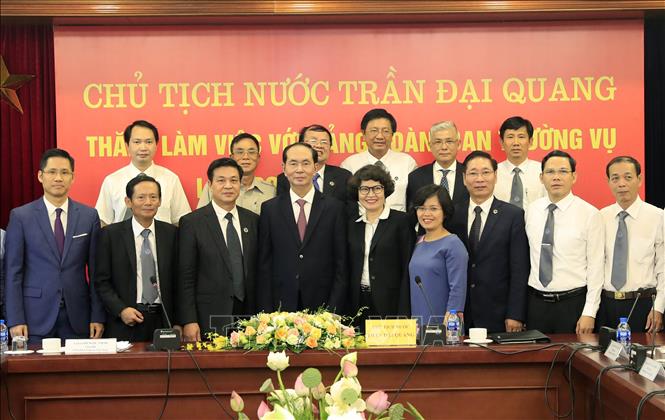Chủ tịch nước Trần Đại Quang với với các đồng chí trong Đảng đoàn và Ban Thường vụ Liên đoàn Luật sư Việt Nam. Ảnh: Nhan Sáng-TTXVN