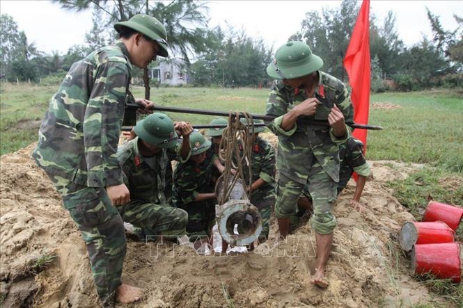Trong ảnh: Bộ đội công binh đưa đi xử lý quả bom MK82 còn sót lại trong chiến tranh chống Đế quốc Mỹ tại phường Hoà Quý, Ngũ Hành Sơn, thành phố Đà Nẵng. Ảnh: Trọng Đức - TTXVN
