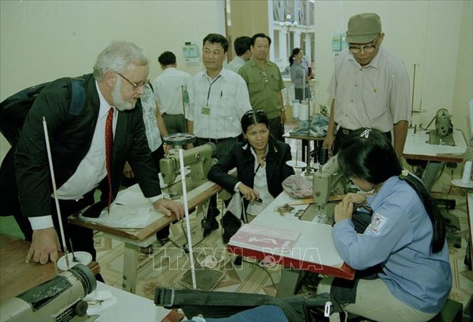Trong ảnh: Ông Thomas Lekinger, Trưởng đại diện Quỹ Cựu chiến binh Mỹ tại Việt Nam (VNAF) thăm trung tâm dạy nghề cho người khuyết tật, nạn nhân chất độc da cam/Dioxin tỉnh Thái Bình. Ảnh: Tùng Lâm - TTXVN