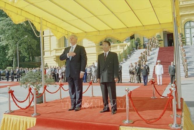 Trong ảnh: Lễ đón chính thứcTổng thống Mỹ Bill Clinton sang thăm Việt Nam tại Phủ Chủ Tịch ngày 17/11/2000. Ảnh: Trọng Nghiệp - TTXVN